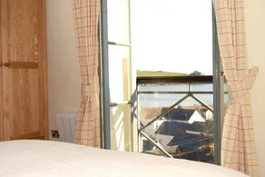 Crows Nest: a modern apartment in the centre of St Mawes with stunning sea views - Image 4