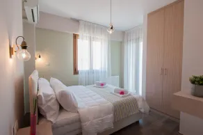 Rummelig og stilfuld PRVT-poolvilla i naturen - Image 4