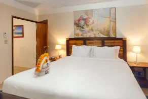 Perfectly located apartment w/ WiFi, AC, shared garden/pool - steps to seashore - Image 3