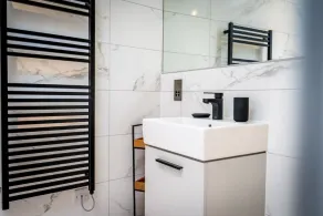 A premium stay that sleeps 2 guests  in 1 bedroom - Image 4