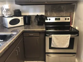 Free WiFi Free PARKING Free Cable-The BEST 2 Bedrm 1 Ba unit near grocery store! - Image 4