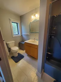 Enjoy this year round cottage centrally located to all Lakeside has to offer. - Image 5