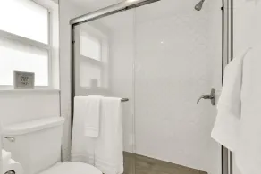 Boutique Hotel Queen room w/ Bunk bed. POOL, LOCATION! Walk to BEACH/Restaurants - Image 4