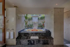 A Piece of Coastal Paradise! 4 BR Villa Lush Garden View - Image 2