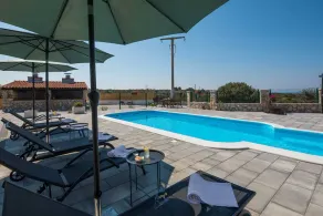 Villa familiale avec piscine proche de la mer et des plages - Image 5