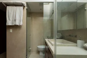 Loft artístico com muita iluminação - Image 3