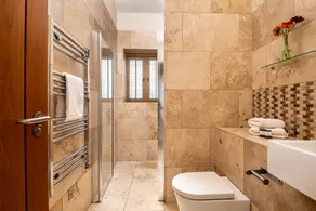 Cosy converted barn, luxury indoor heated pool tennis courts and hot tub - Image 2