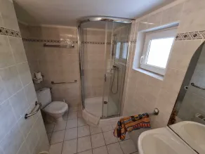 Casa con ampio terrazzo e piscina per vacanze in città e natura - Image 2