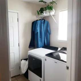 2 King Rooms+2 Queen Rooms~ Spacious Yard~ 15mins to FLW gate. - Image 2