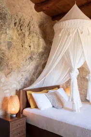 Luxurious stone cave with pool and sea view - Image 2