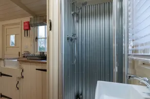 ShepherdsHut-HotTub-Cotswolds-PetFriendly - Image 5