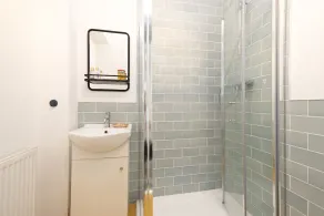 JOIVY Charming Apartment near Leith Links with Patio - Image 3