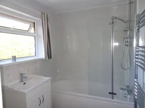 4-bedroom bungalow set in a secluded location - Image 2