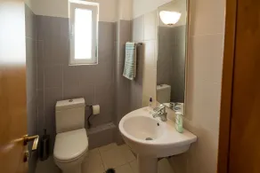 Family getaway, spacious and luxurious, sea view, terrace, 5 minutes from Voula beach, 30min from Athens center - Image 4