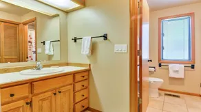 6 Klamath-Sunriver, Oregon: Hot Tub, BBQ, WiFi, SHARC Aquatics, Tubing Hill, Mt. Bachelor, Golf, Deschutes River, Tennis, Bike Paths - Image 4