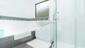 Comfy Raglan Base - Walk to Beach and Village - Roberts St - Family Home Upstairs - Image 2