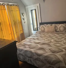 Come relax in my quiet and stylish home - Image 5