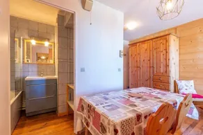 Ski-in/ski-out & foot of the slopes, 2nd floor, view ski slopes, balcony, tv, ski locker, 25m² - Image 3