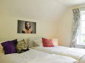 2 bedroom accommodation in Holwell - Image 5