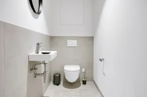 Trendy Favoriten 1BR w/ Gym & Lounge, walk to Hauptbahnhof, by Blueground - Image 5