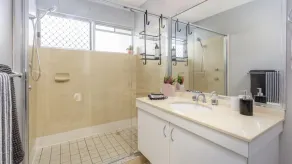 Beautiful Townhouse With Water Views - Image 4
