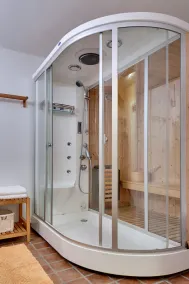 Fredelig, afslappende villa med en pool omgivet af lindetræer, planter og skov - Image 5