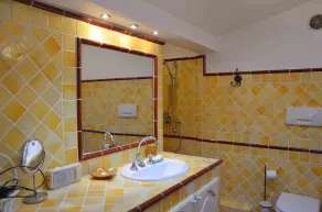 situé dans le vieil Antibes, à 2 pas des commerces, comprenant  2 à 3 couchages - Image 2