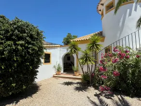 Luxusvilla mit großem, mediterranem Garten und privatem Pool in Küstennähe - Image 3