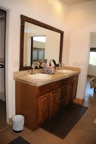 5yr old home , private, 1-BdRm home on its own 3.3 acres with city views - Image 3