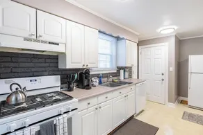 Gorgeous Sunny Ypsilanti Bungalow - Image 3