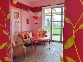 Room in an old manor with an artistic atmosphere - Image 3