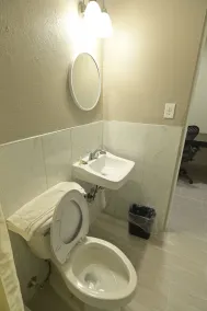 Deluxe Inn - Image 4