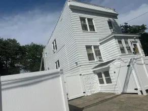 HARPER AVE DIVINE GUEST HOUSe, PRIVATE BATHROOM, FREE PARKING - Image 2