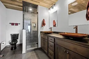 Exceptional property on Pelican Lake! Short walk to Breezy Resort, beaches, park - Image 3