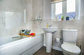 Stylish 4 Bedroom House • Free Parking • Fast Wifi • Smart TV • Garden • Yoko Property - Image 4
