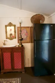 GETAWAY FOR COUPLES WITH HOT TUB IN SMALL TOWN EAST TEXAS - Image 2