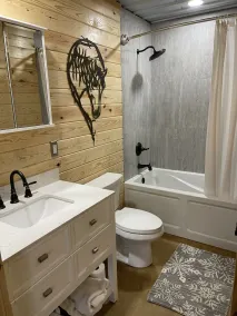 Country Cabin with Jacuzzi Tub Near Blue Springs Ranch - Image 4