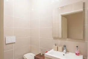 Queen Lake View Apartment with Terrace - Happy Rentals - Image 4