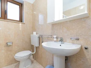 Comfortable two bedroom apartment in a top location in Porec near the beach with a private terrace in the garden - Image 4