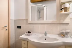 Apartamento 'Casa Sul Fiume' com vista para a montanha, varanda e acesso Wi-Fi - Image 4