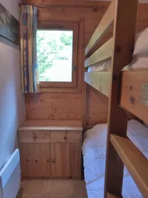 Overfladeareal: ca. 32 m². 2. sal. Orientering: Nord, vest. Soveværelse med dobbeltseng - Image 4