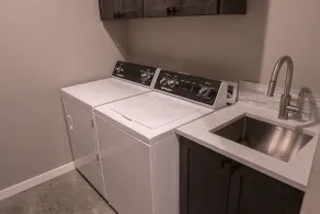Élégant, nouvel appartement au rez-de-chaussée à Iconic West Seattle - Image 2