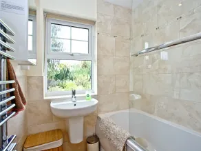2 bedroom accommodation in Paignton - Image 2