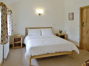 3 bedroom accommodation in Spring Gardens, Frome - Image 4