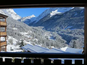 Cosy apartment with large terrace and magnificent view on mountains - Image 5