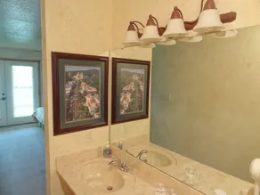 C16, Two bedroom, two bath, log-sided Harbor North luxury cottage with hot tub overlooking Lake Ouachita - Image 4