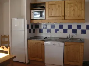Bright, well-equipped 3-room apartment with 2 bathrooms and parking space - Image 4