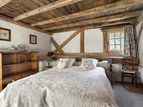Authentic chalet with jacuzzi, sauna and parking for 12 people - Image 4