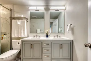 Hidden Gem of Renton ❇ 4 BD/ 2 BA Home ❇ Glam Bath - Image 2