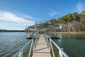 Nouvelle maison au bord du lac près des îles Lanier avec quai privé. Une vue imprenable sur chaque chambre! - Image 3